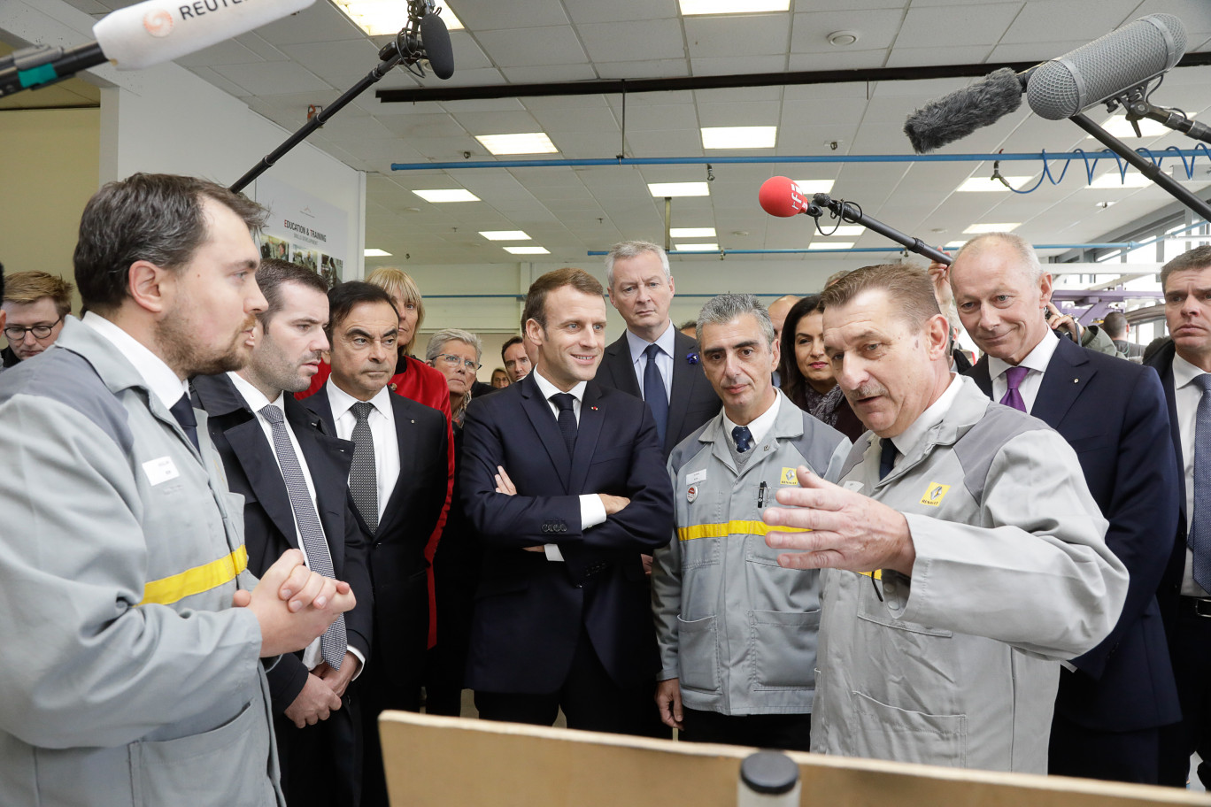 Pendant la visite présidentielle du site maubeugeois de Renault. Sur la photo, on reconnaîtra Emmanuel Macron et Carlos Ghosn mais aussi Benjamin Saint-Huile, président de l’Agglomération Maubeuge Val de Sambre et Bruno Lemaire, ministre de l’économie et des finances (photo Christophe JUMEZ )