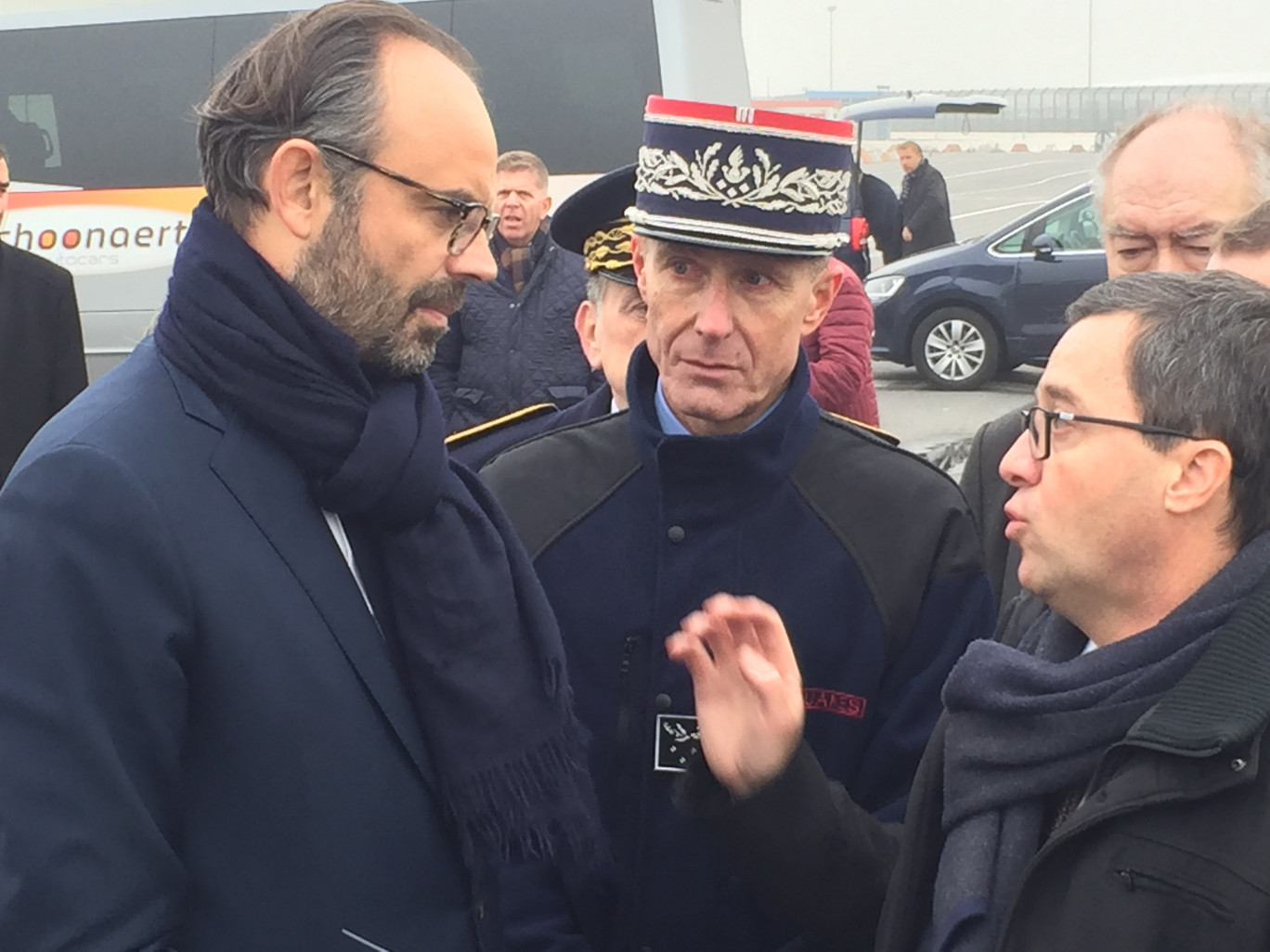 Le Premier ministre Edouard Philippe avec Stéphane Raison, président du directoire du Grand Port maritime de Dunkerque.