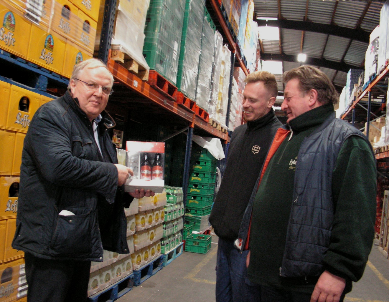 Thierry Vieville (à gauche), dans le bâtiment de stockage, en compagnie de 2 de ses 34 salariés.