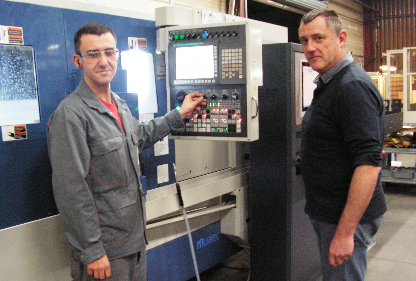 Benoît Delcambre (à droite) en compagnie d’un opérateur spécialisé. La machine à commande numérique fait partie des dernières arrivées.