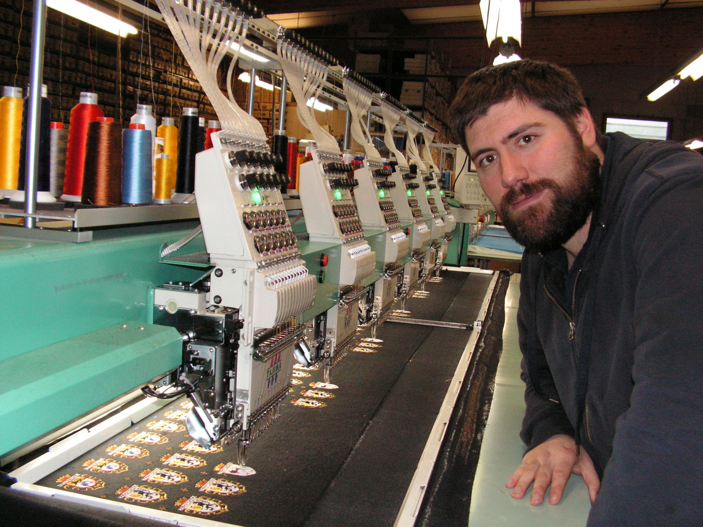 Jérémy Hourdeaux, 30 ans. Ancien chargé d’études pour Airbus, il est devenu, fin 2017, le jeune patron d’une petite entreprise de broderie spécialisée dans les écussons depuis 60 ans.