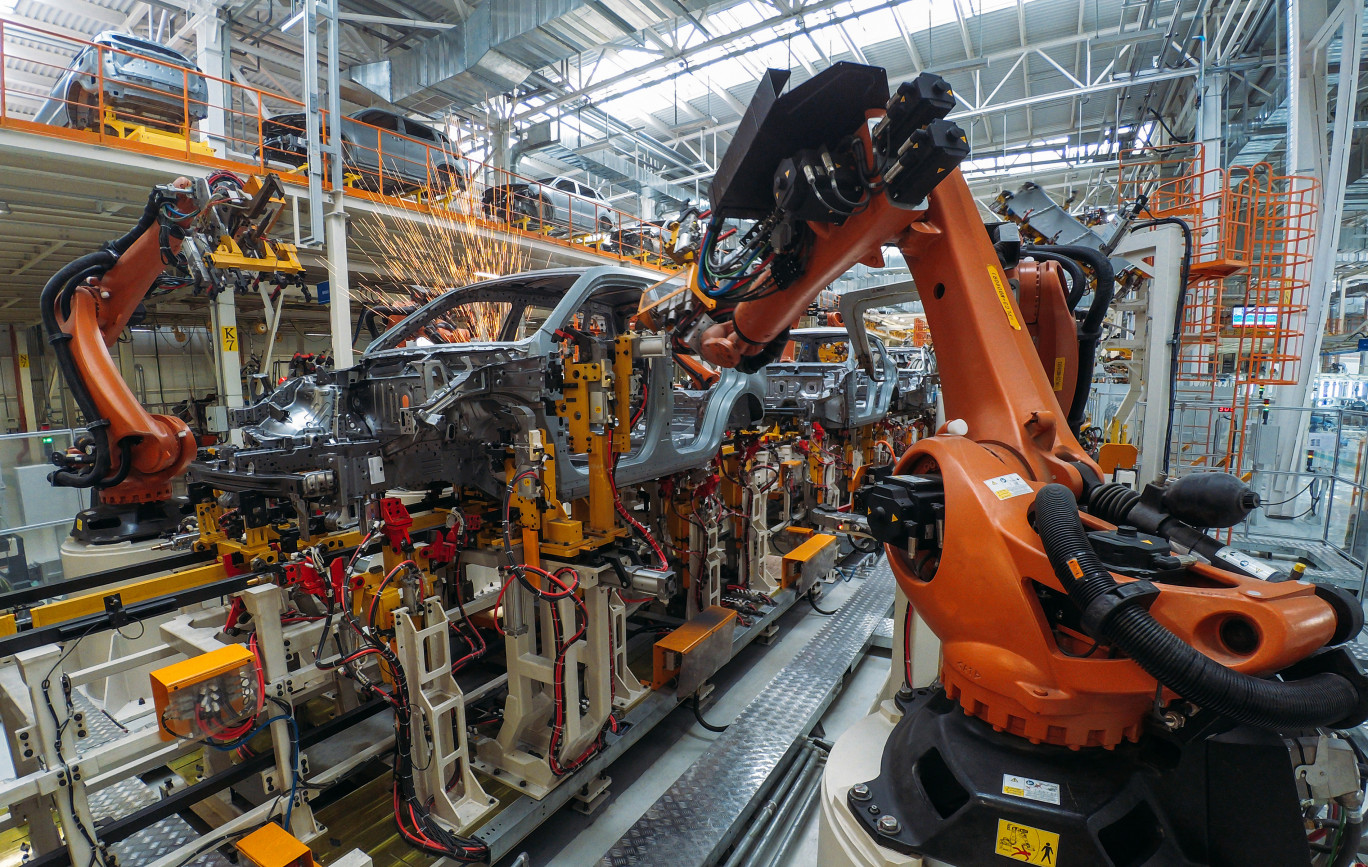  L’industrie allemande présente, en 2016, un nombre de robots installés pour 10 000 employés 2,3 fois supérieur à celui de l’industrie française. © stockddvideo
