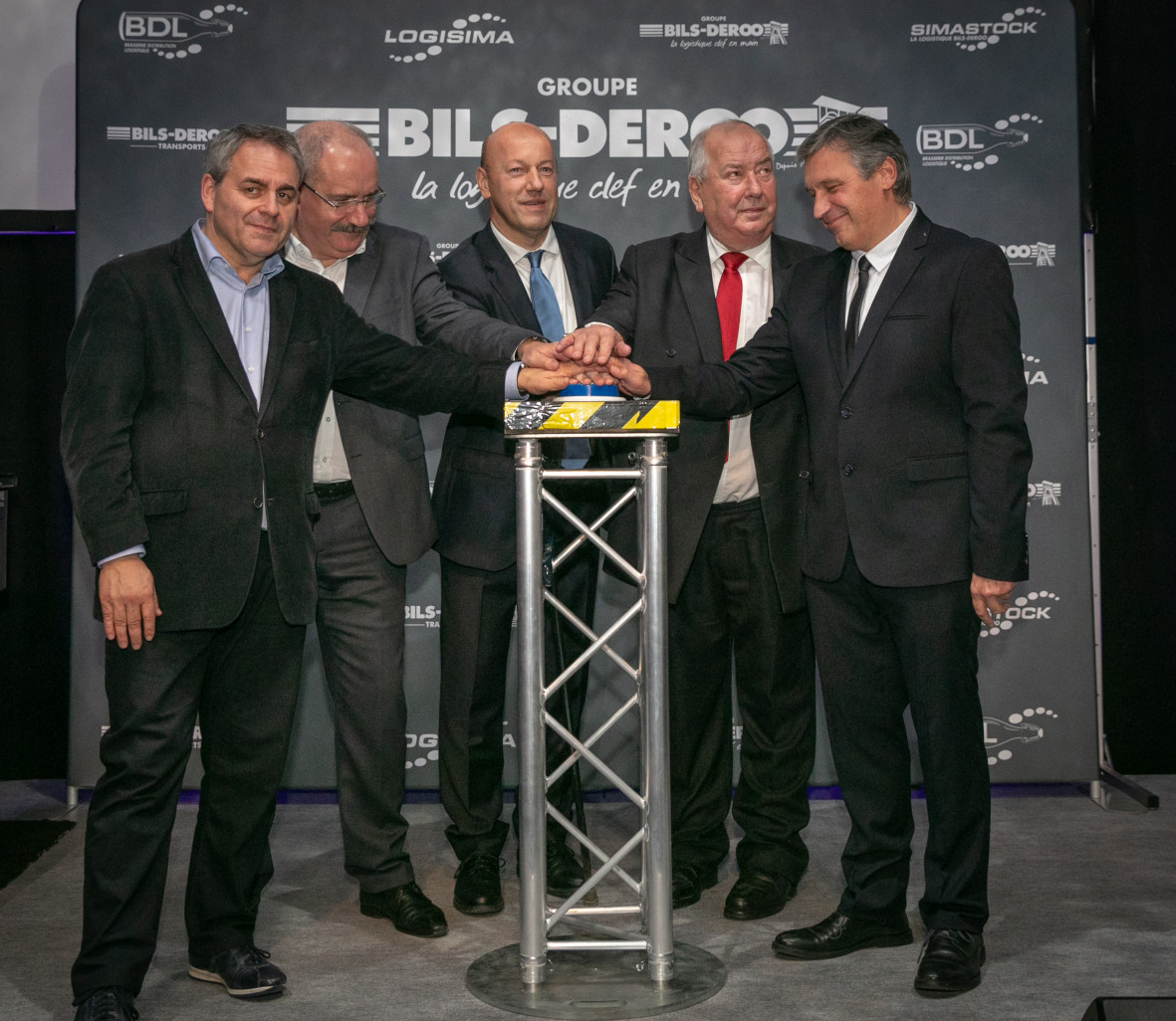 (De g. à d.) Xavier Bertrand, président de la Région, Christian Poiret, président de la communauté d'agglomération du Douaisis, Jimmy Bils, président du Groupe Bils-Deroo, Jacques Bils, président du conseil de surveillance de Bils-Deroo holding et Christophe Dumont, maire de Sin-Le-Noble.