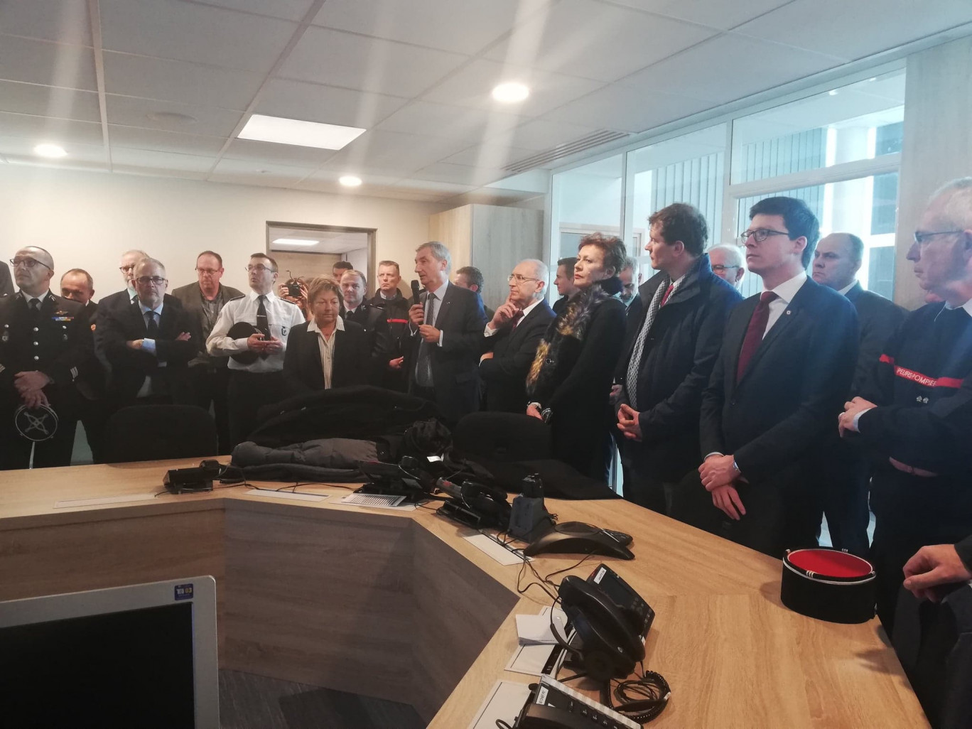 Jacques Gounon, président d'Eurotunnel, en présence du préfet du Pas-de-Calais, Fabien Sudry, et de Natacha Bouchart, maire de Calais.