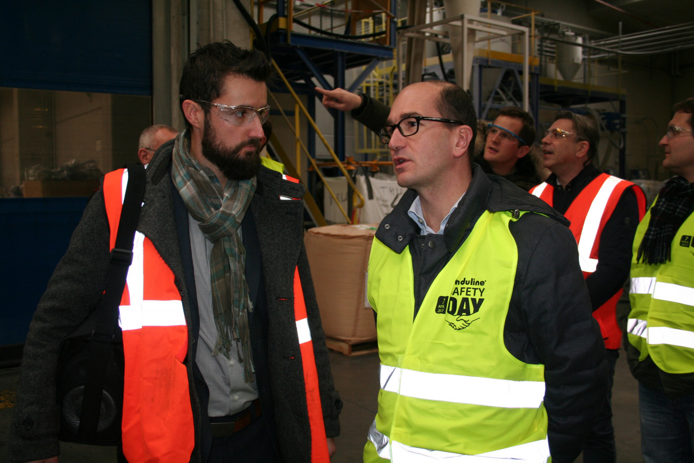 Yann Domingues, responsable marketing chez Onduline, et Charles Derreumaux, responsable de la gamme plastique du groupe, au cours d'une visite, mi-janvier.