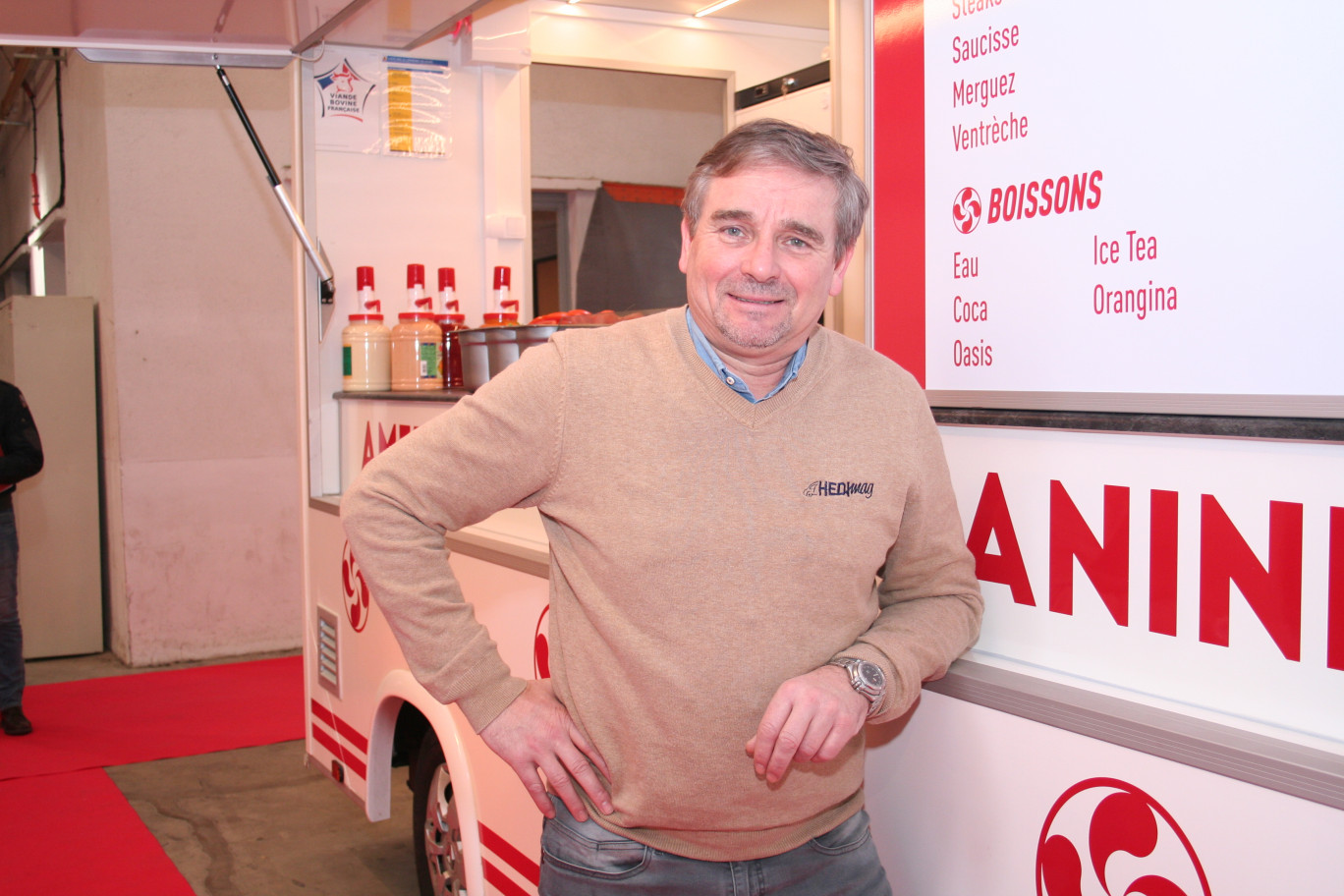 Hervé Diers devant un de ses camions- magasins.