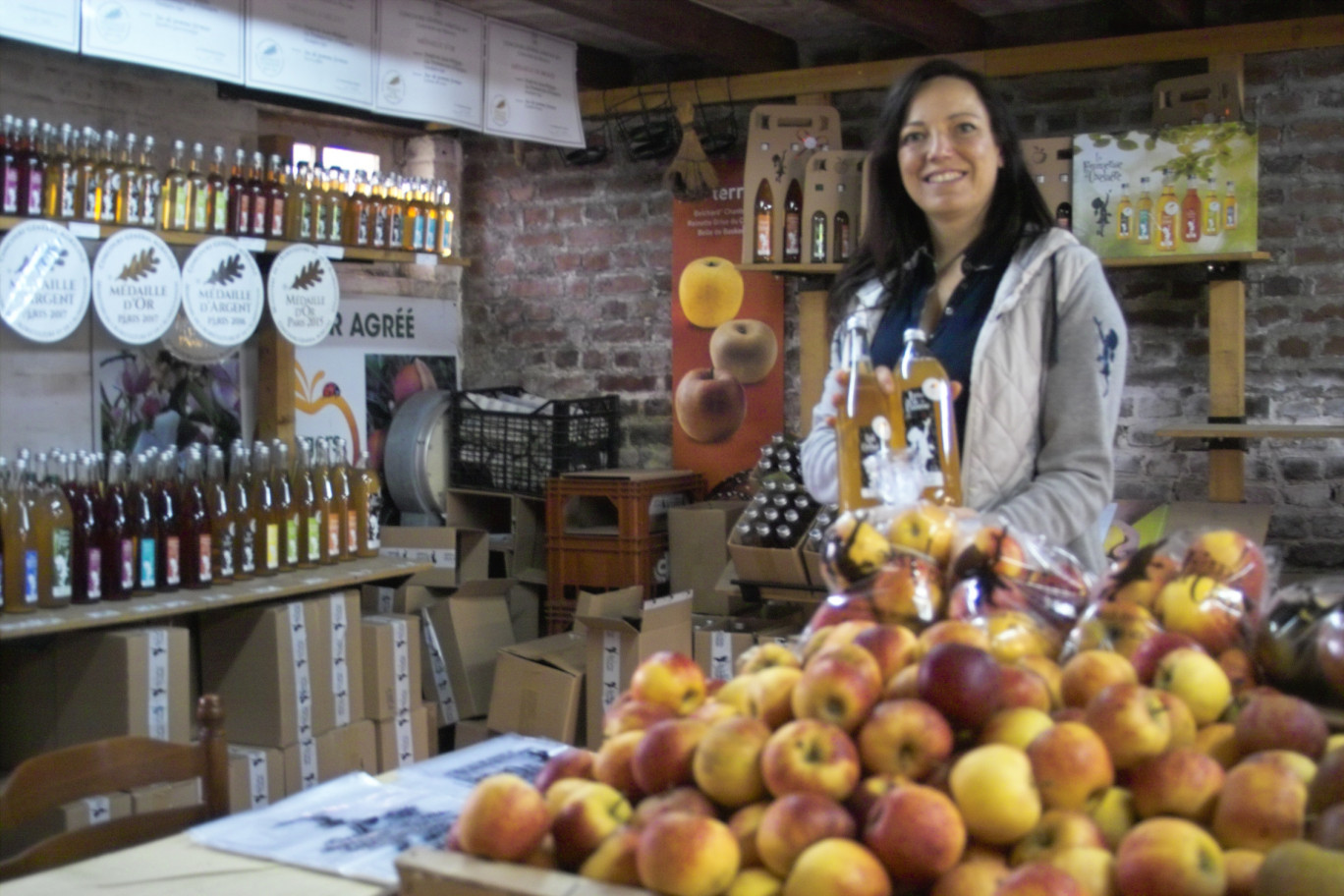  Fanny Podevin communique son amour de l’authenticité à la boutique de la ferme de la Pommeraie, où elle développe ses idées et accueille ses clients.   