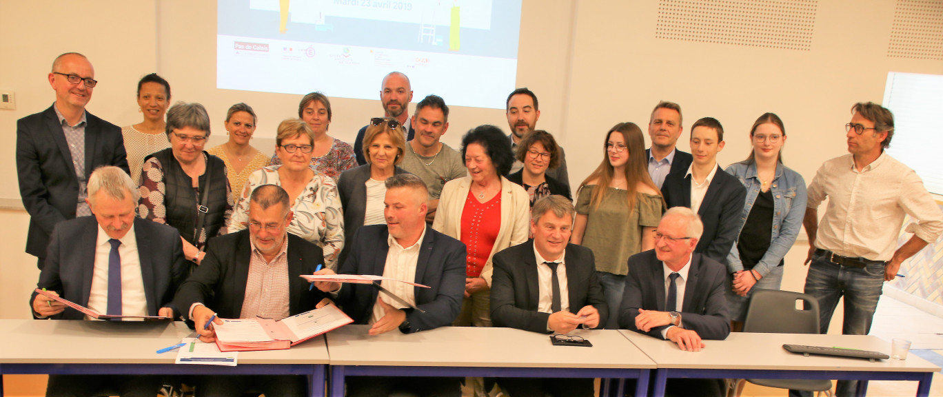 (De g. à d.) Fabrice Crépin, directeur général de Pas-de-Calais habitat, Jean-Louis Cottigny, président, Bertrand Derquenne, proviseur du lycée Jacques Le Caron, Pascal Fourmeau, directeur du CFA académique, et Pascal Lachambre, président de la communauté urbaine d’Arras. 