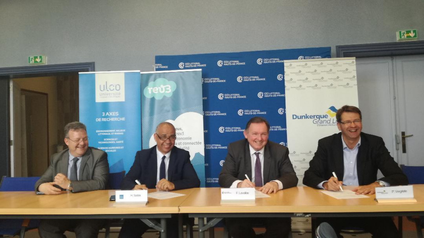 Hassane Sadok, président de l'Université du Littoral Côte d'Opale, François Lavallée, président de la CCI Littoral Hauts-de-France, et Patrice Vergriete, président de la communauté urbaine de Dunkerque, ont signé un partenariat pour la création d'un accélérateur rev3 debut avril.