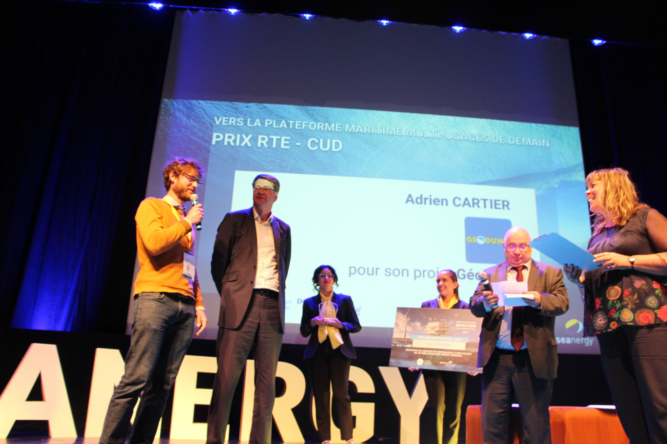 Le start-uper Dunkerquois Adrien Cartier (au micro) a reçu le Grand Prix RTE-CUD pour son projet «Géocéan».