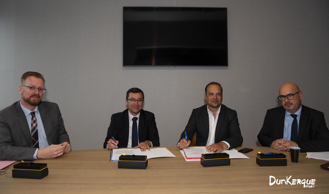 Au centre, Stéphane Raison, président du directoire de Dunkerque Port, et Julien De Lapize, président de la société d'investissement parisienne SFAN.
