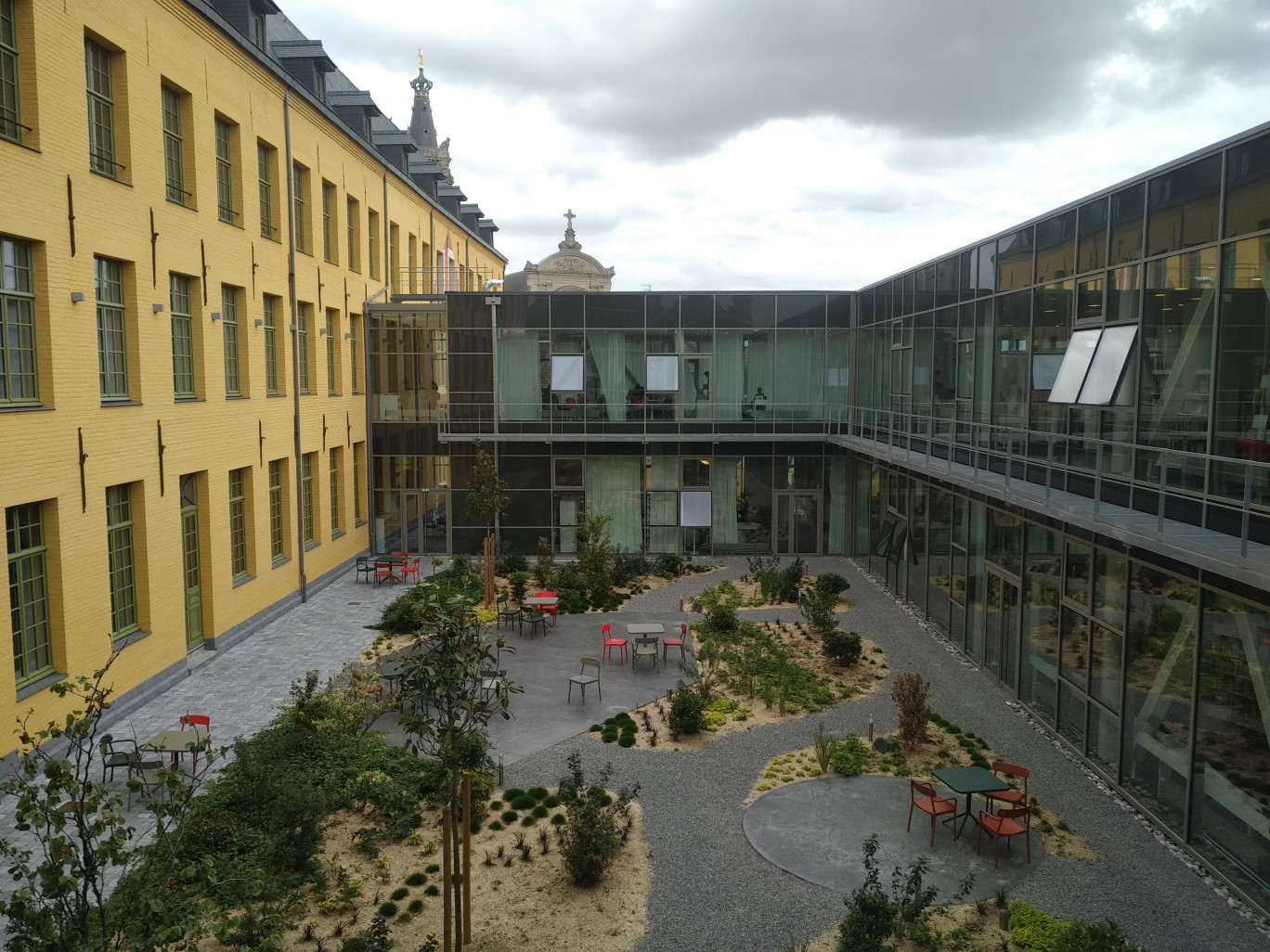 Le jardin du Labo, entre l'ancien (l'ex-collège des jésuites) et le moderne (la nouvelle construction réalisée pour ce projet).