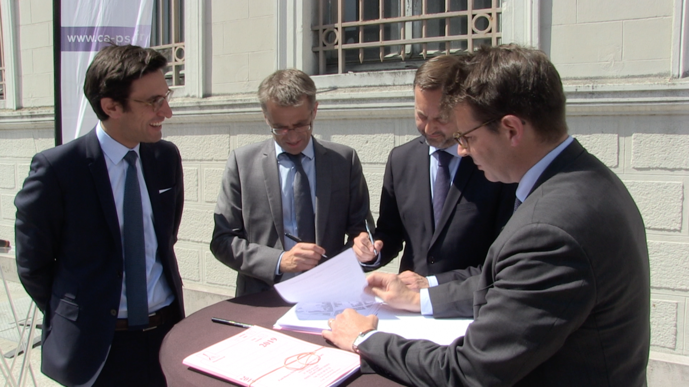 Bertrand Goeneau, directeur régional du groupe Duval, et François Decoster, maire de Saint-Omer, ont signé la promesse de vente de l'îlot Banque de France.