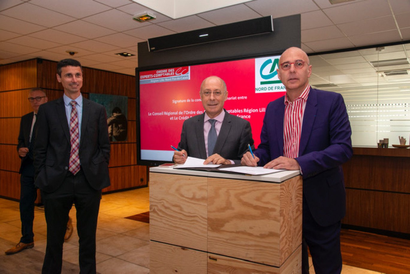  Au centre, les signataires : Christian Valette, directeur général du Crédit agricole Nord de France, et Hubert Tondeur, président du Conseil régional de l’Ordre Lille Nord - Pas-de-Calais.  