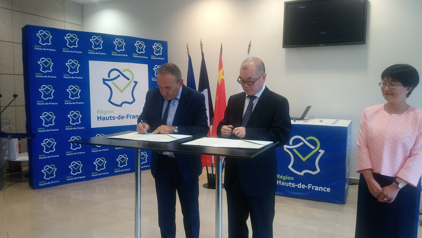 Salvatore Castiglione et Zhu Guoxian signant l’accord officiel de coopération