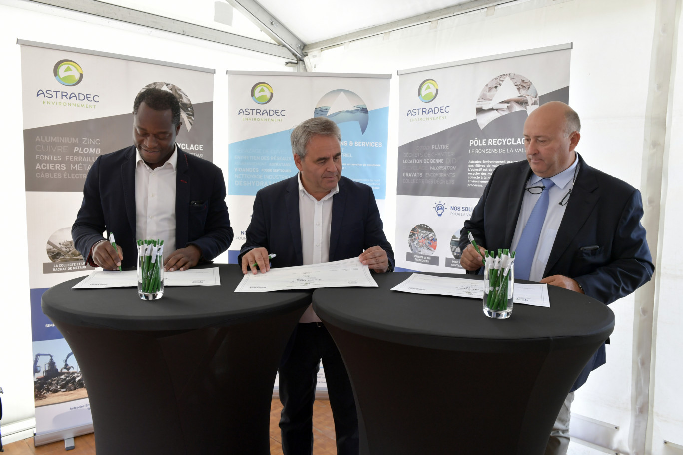 Sylvain Makaya du Fonds Idinvest-Isia ; Xavier Bertrand et Eric Bée d’Astradec Environnement lors de la signature. © P. Dapvril-Région Hauts-de-France