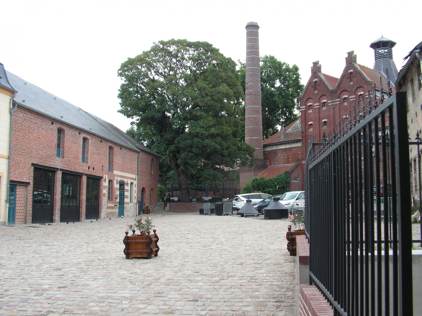 L’architecture industrielle caractéristique de la brasserie, vue du côté de la cour pavée intérieure.