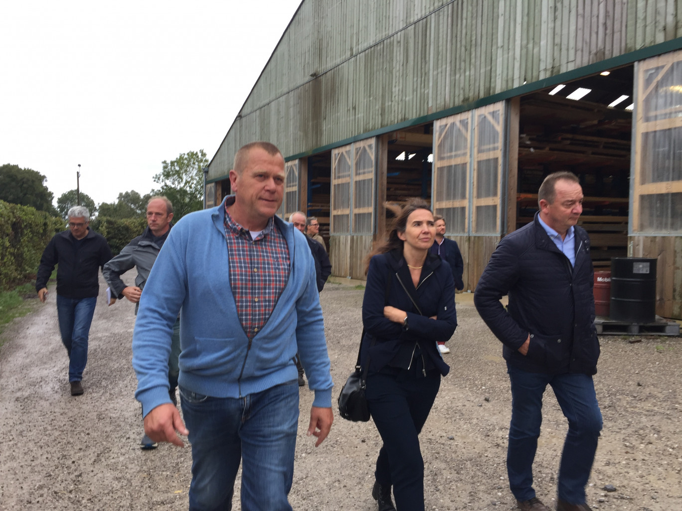 « José Goudalle fait visiter sa charpenterie au sous-préfet de Montreuil, Marie Bainville. »