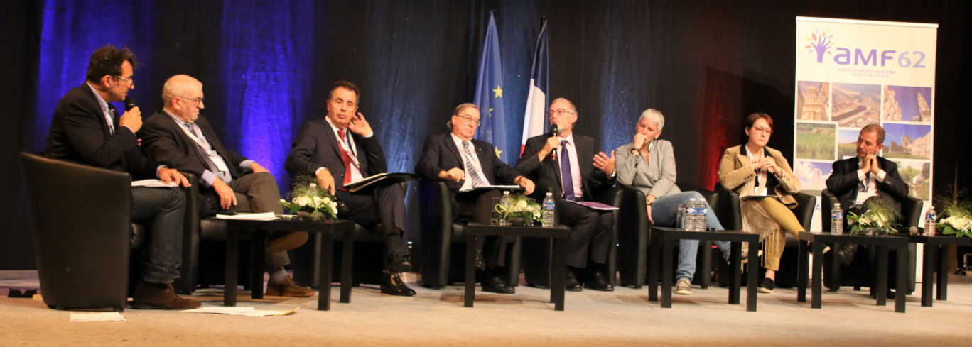 Les intervenants de la table ronde « Services publics et citoyenneté quelle mutualisations et nouvelles formes de présence ? ».
De gauche à droite : Bruno Leprat, journaliste, Michel Séroux, président de la Communauté de communes des Campagnes de l’Artois, Hubert Girard, directeur départemental adjoint, pôle Pilotage et ressources, Yves Lefebvre, vice-président de la Communauté de communes du Pays d’Opale, Luc Denis, président du PIMMS Artois-Gohelle, Sandrine Verstavel,  directrice du PIMMS Artois-Gohelle, Mireille Hingrez-Céréda, vice-présidente du Conseil départemental, et Alain Castanier, secrétaire général de la préfecture du Pas-de-Calais.