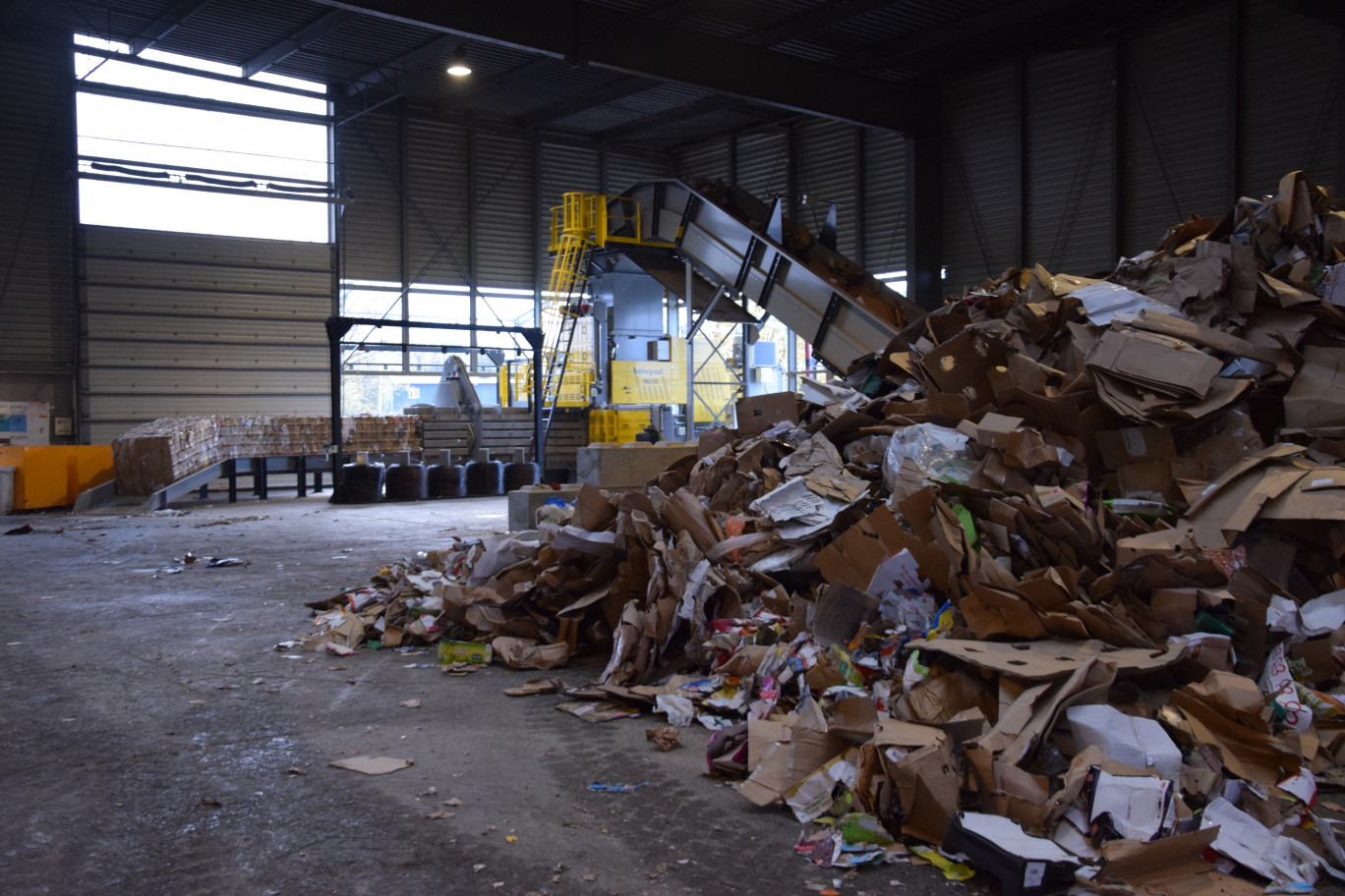 Capable de traiter jusqu’à 50 tonnes de déchets recyclables par heure, la nouvelle presse à balles offre une diminution par dix du volume des déchets. 
