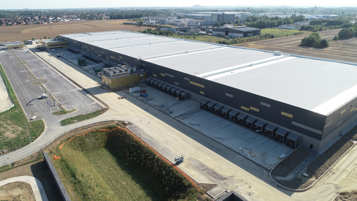 A Billy-Berclau, l’enseigne de distribution Carrefour dispose d’un entrepôt d’une surface de 36 000 mètres carrés avec 106 quais de chargement/déchargement.