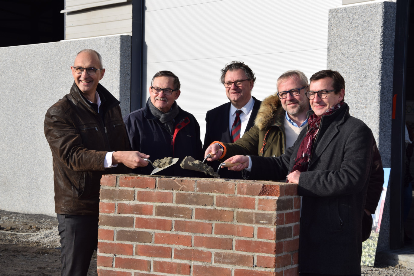 En ce vendredi 22 novembre, la pose de la première pierre de la future usine de la société Delecroix était symboliquement organisée à Bailleul. 