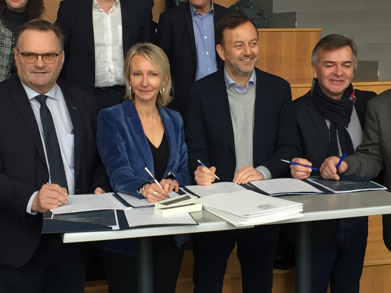 « Florence Bariseau et François Decoster (au centre) ont signé avec leur partenaires le nouveau Contrat de Rayonnement Touristique ». Crédit MR Aletheia Press