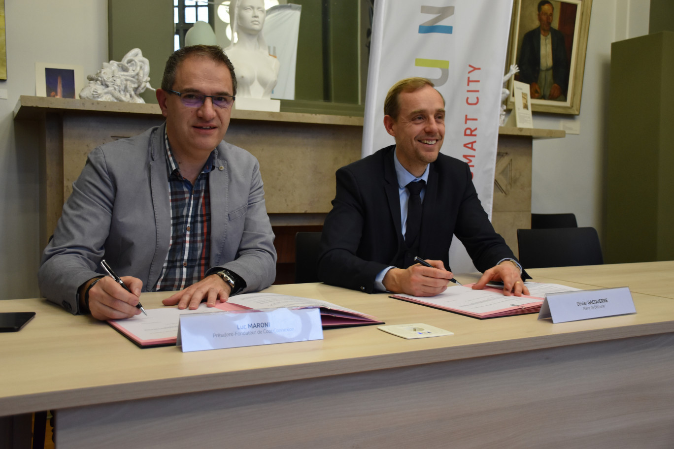 Luc Maroni, président de CoopConnexion, et Olivier Gacquerre, maire de Béthune, ont signé un partenariat le 16 décembre dernier.   