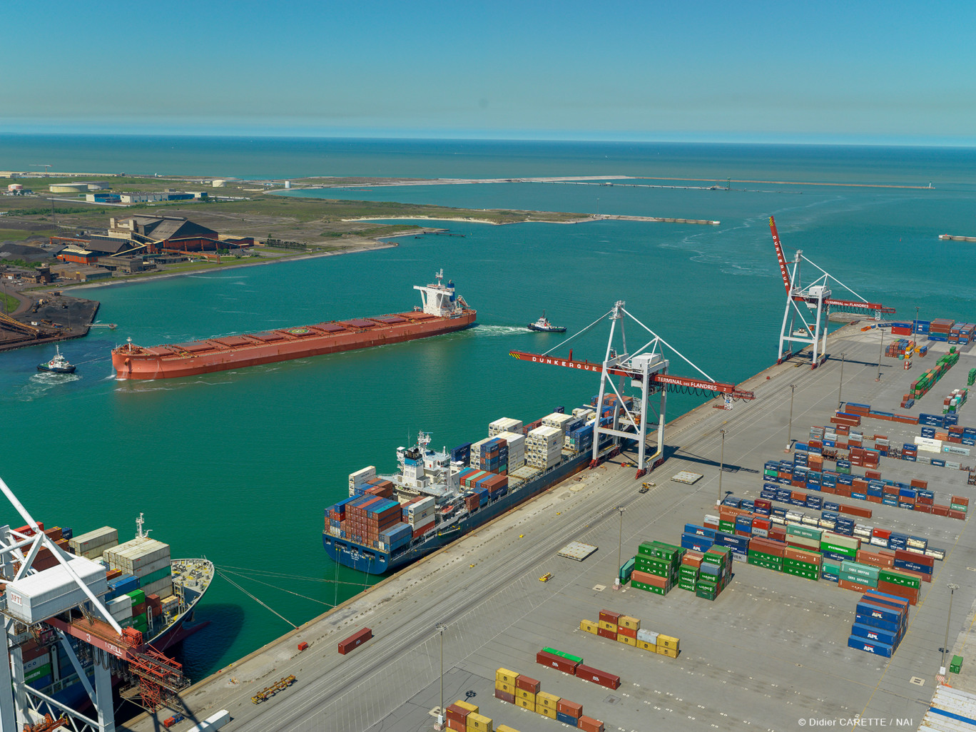 Les trafics conteneurs et vracs liquides, et plus particulièrement le GNL, ont tiré vers le haut le bilan 2019 du port de Dunkerque... © Didier Carette-NAI