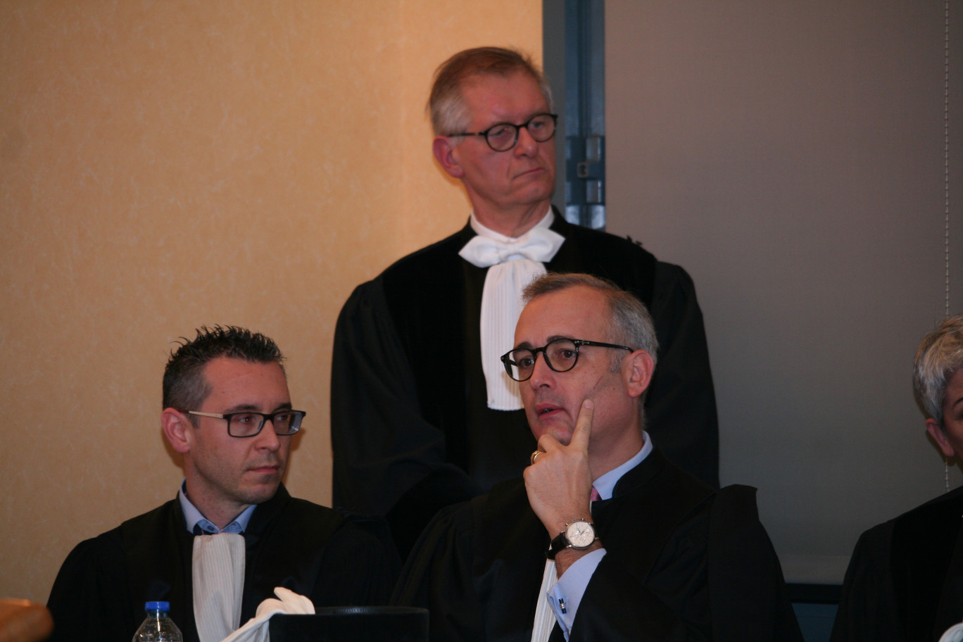 "Au premier plan, Jean-Baptiste Miot, vice-procureur de la République de Douai, à gauche, et Frédéric Teillet, procureur."

Crédit photo : JBA, Aletheia Press