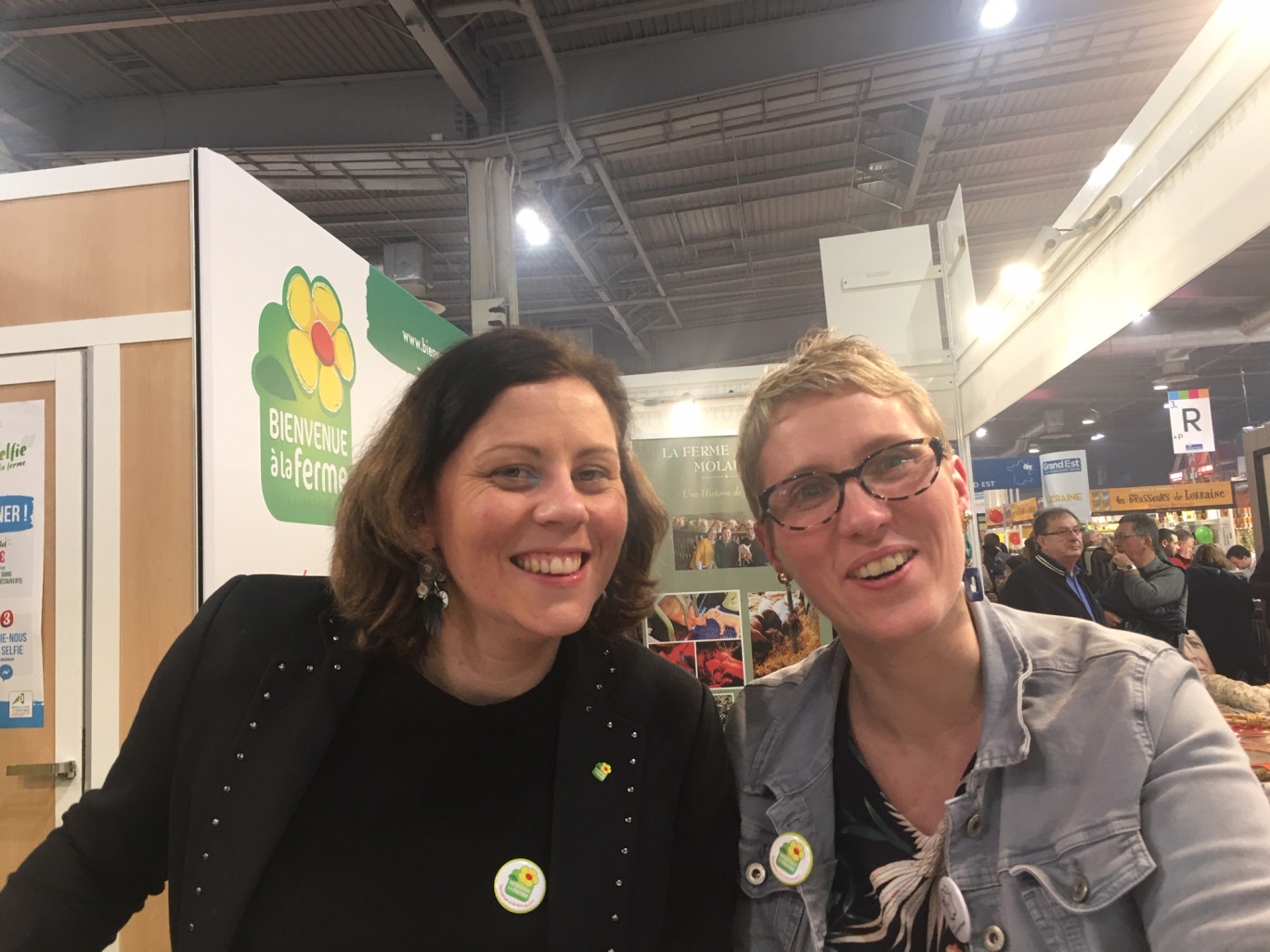 Louise Bonne et Aurélie Cazin (à gauche), dont la ferme du Paillard à Surques, Pas-de-Calais, fait partie des circuits «Bienvenue à la ferme» en Hauts-de-France. © Agnès Guillaumin