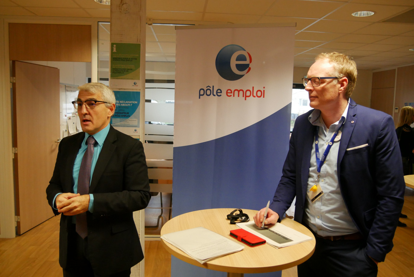 « (A gauche) Didier Thomas, directeur territorial du Pôle Emploi et Cyrille Rommelaere, directeur de l’agence de Longuennesse ». Crédits MR Aletheia Press
