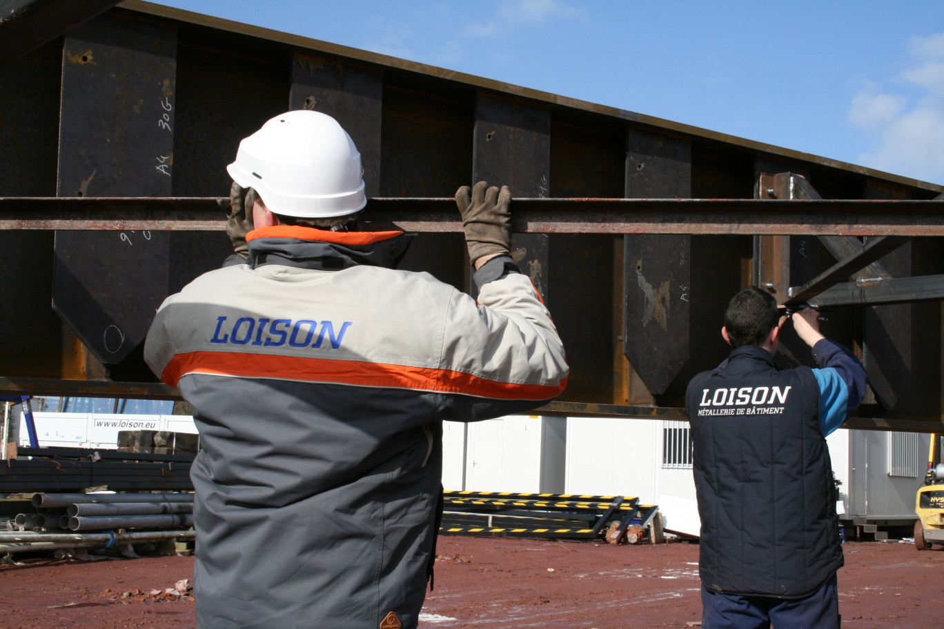 La société Loison offre une expertise reconnue sur quatre métiers complémentaires : charpente, serrurerie, menuiserie aluminium et menuiserie de protection incendie/coupe-feu.