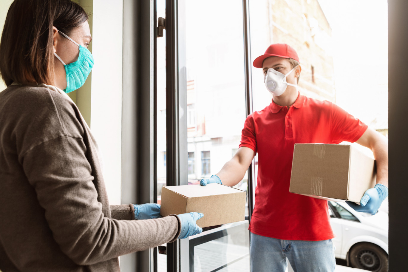 64% des consommateurs ont eu recours à la livraison à domicile pendant le confinement. © Prostock-studio