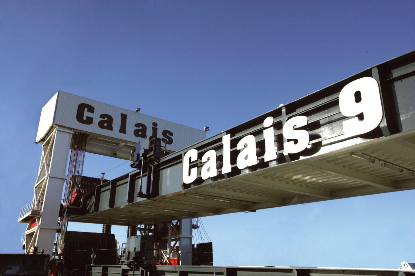 "En attendant la reprise d'un trafic normal, le port de Calais se concentre sur ses projets prévus pour 2021." Crédit Photo : Aletheia Press