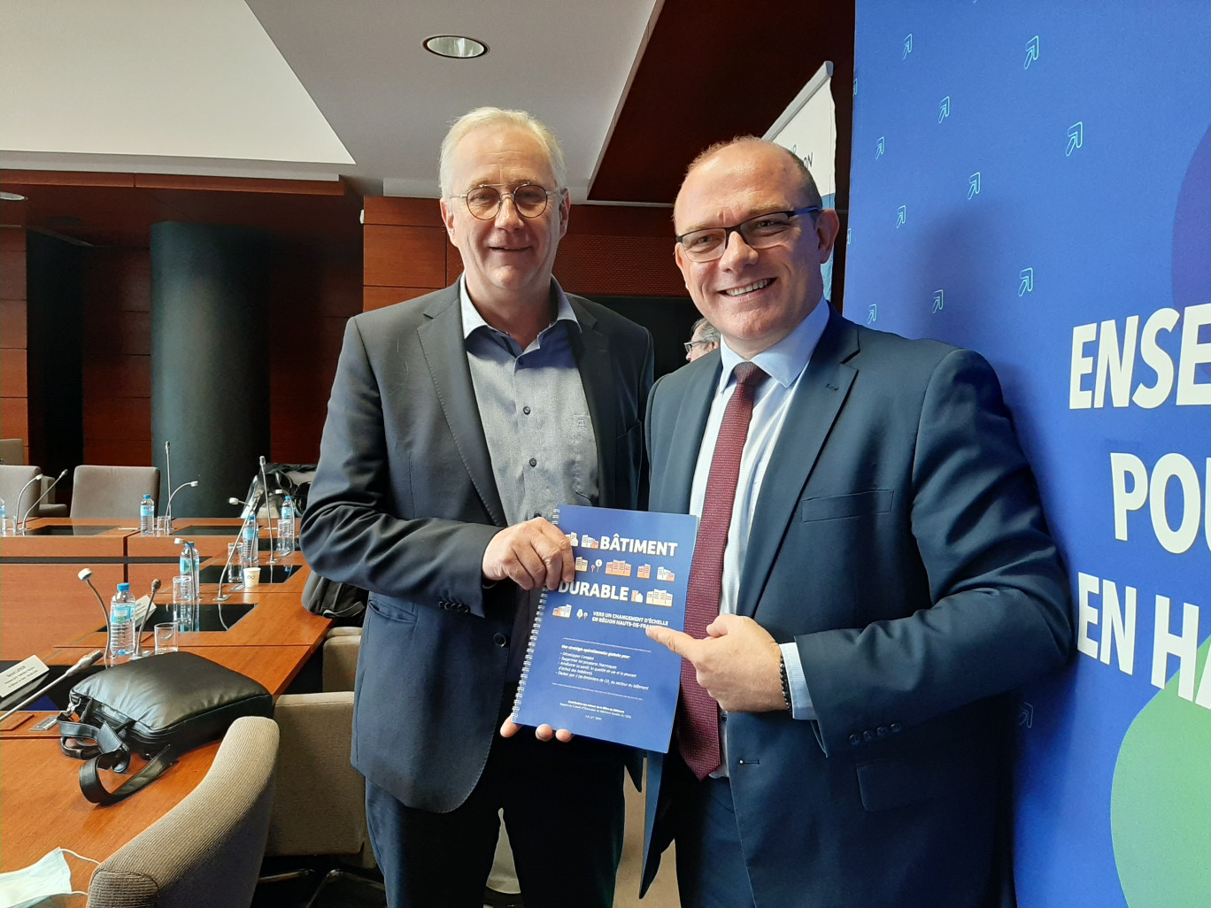 Benoît Loison, président de la FFB Nord-Pas-de-Calais et président du Conseil d'orientation Bâtiment durable et Frédéric Nihous, conseiller régional délégué à la transition énergétique et à la rénovation énergétique des logements à la Région.