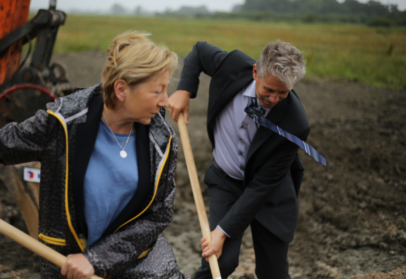 Après 8 ans, Natacha Bouchart, présidente de Grand Calais Terre et Mer et Hans-Jürgen Weiemann semblent heureux de mettre les premiers coups de pioche... © Aletheia Press / C.Escaillet