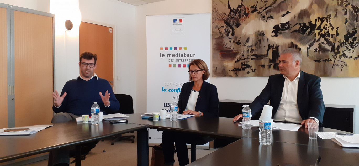 De gauche à droite :  Philippe Lafon, fondateur de Skillbase, Stéphanie Pauzat, vice-présidente déléguée à la CPME, Pierre Pelouzet, médiateur des entreprises. Crédit photo Anne Daubree pour DSI