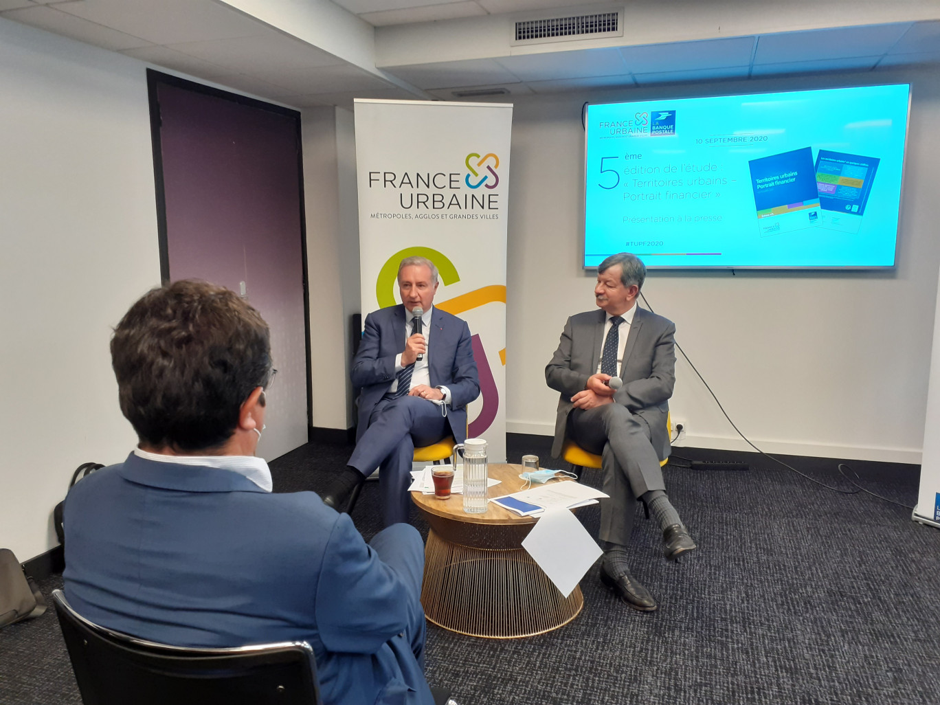 De gauche à droite : Jean-Luc Moudenc, président de France Urbaine et Luc Alain Vervisch, directeur des études de la Banque Postale.