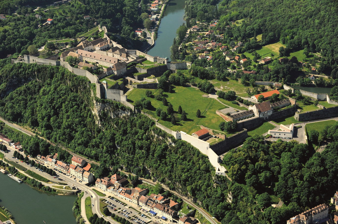 Chef-d’œuvre de Vauban inscrit sur la liste du Patrimoine mondial par l’Unesco en 2008, la Citadelle de Besançon est un haut lieu touristique et culturel régional. © David Lefranc