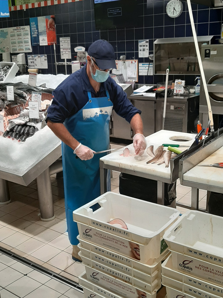 Une partie des déchets, liés à la préparation des poissons pour les clients, est désormais recyclée. (© Auchan)