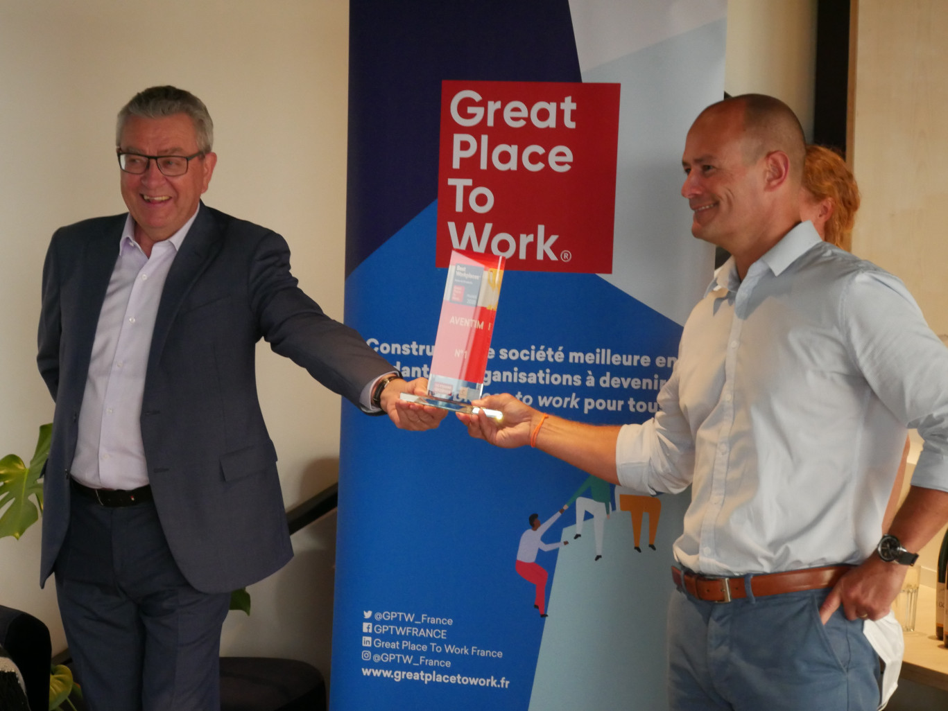 Patrick Dumoulin, président de Great Place to Work remettant un prix à Hugues Joubert Président fondateur d’Aventim. (© Aletheia Press / M.R.)