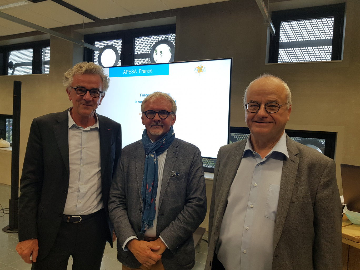 De gauche à droite : Raymond Duick, juge consulaire, Marc Binnié, co-fondateur d'Apesa, et Bruno Fontaine, président de la CCI Grand Hainaut.