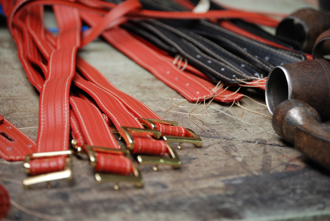 Les ceintures de Saint-Lazare : des lances à incendie devenues des accessoires de mode.