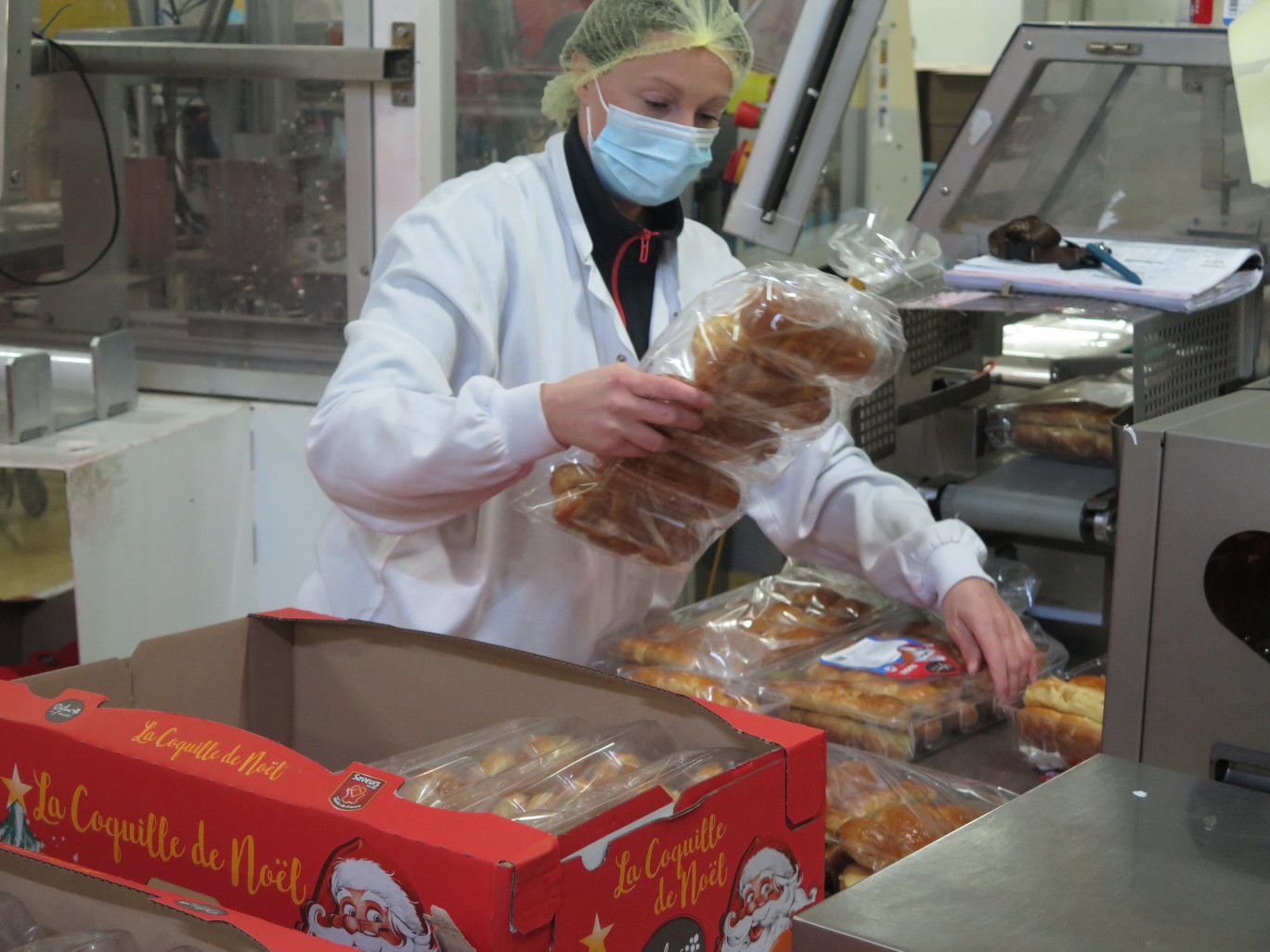 L'usine de Tincques transforme chaque année 15.000 tonnes de pâtes et sort quotidiennement 17.000 mini-beignets ou autres muffins de ses six lignes de production. (© Aletheia Press / B.Dequevauviller)