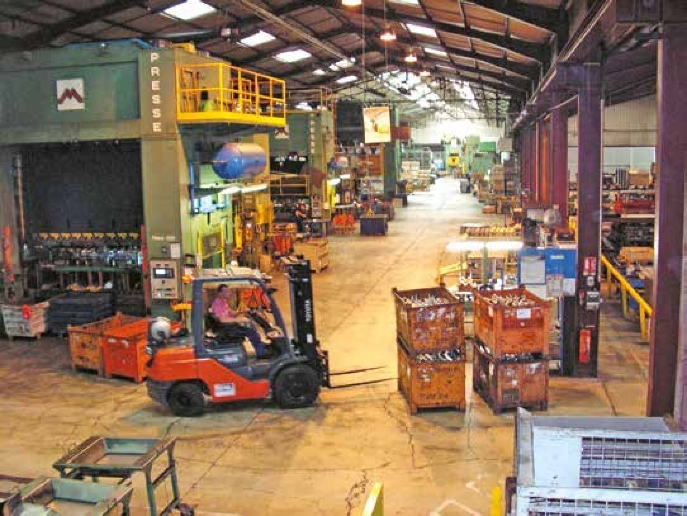 Une vue sur le vaste atelier où l’on dénombre toute une gamme de presses (à partir de 250 tonnes) et d’outillages associés ou annexes.
