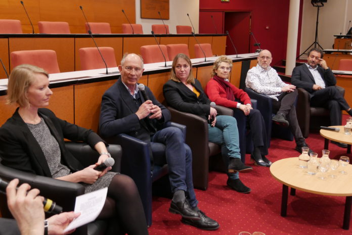 P1080913 Une table ronde met en lumière les initiatives locales