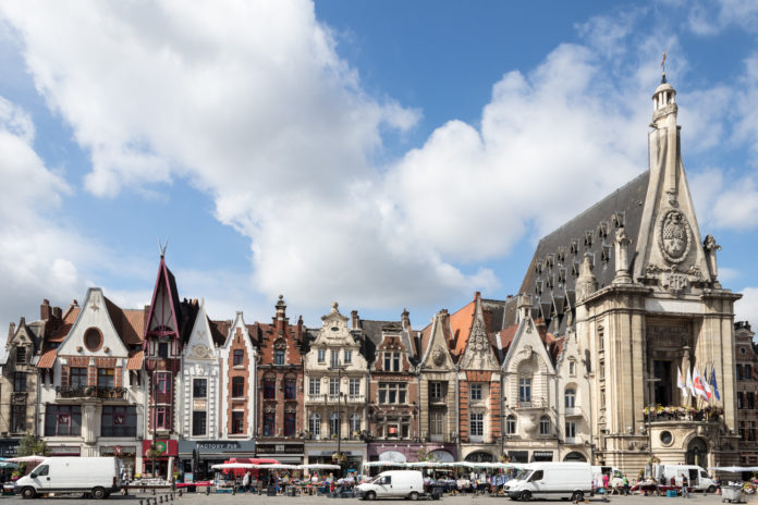 Le Beffroi de béthune, sa place, ses maisons et son architecture, Béthune, Pas de Calais, Hauts-de-France, France