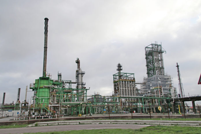 Raffinerie Exxonmobil Esso sur le port de Rotterdam